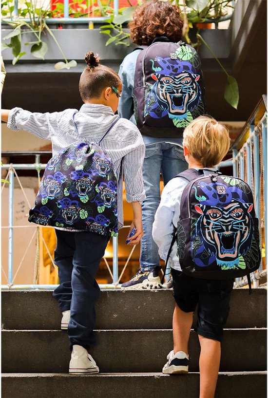 Drie jongens lopen een trap op met rugzakken met tijgerprint.