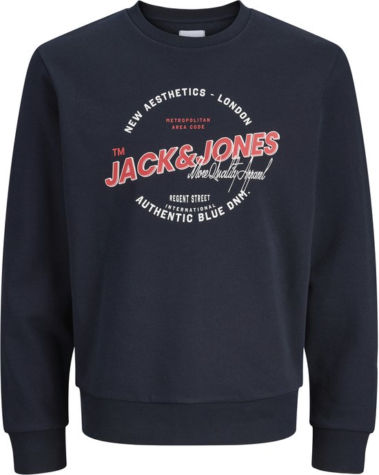 Donkerblauwe sweater met ronde hals en rode
JACK & JONES tekst met "More Quality Apparel"&nbsp;en
"NEW AESTHETICS - LONDON"