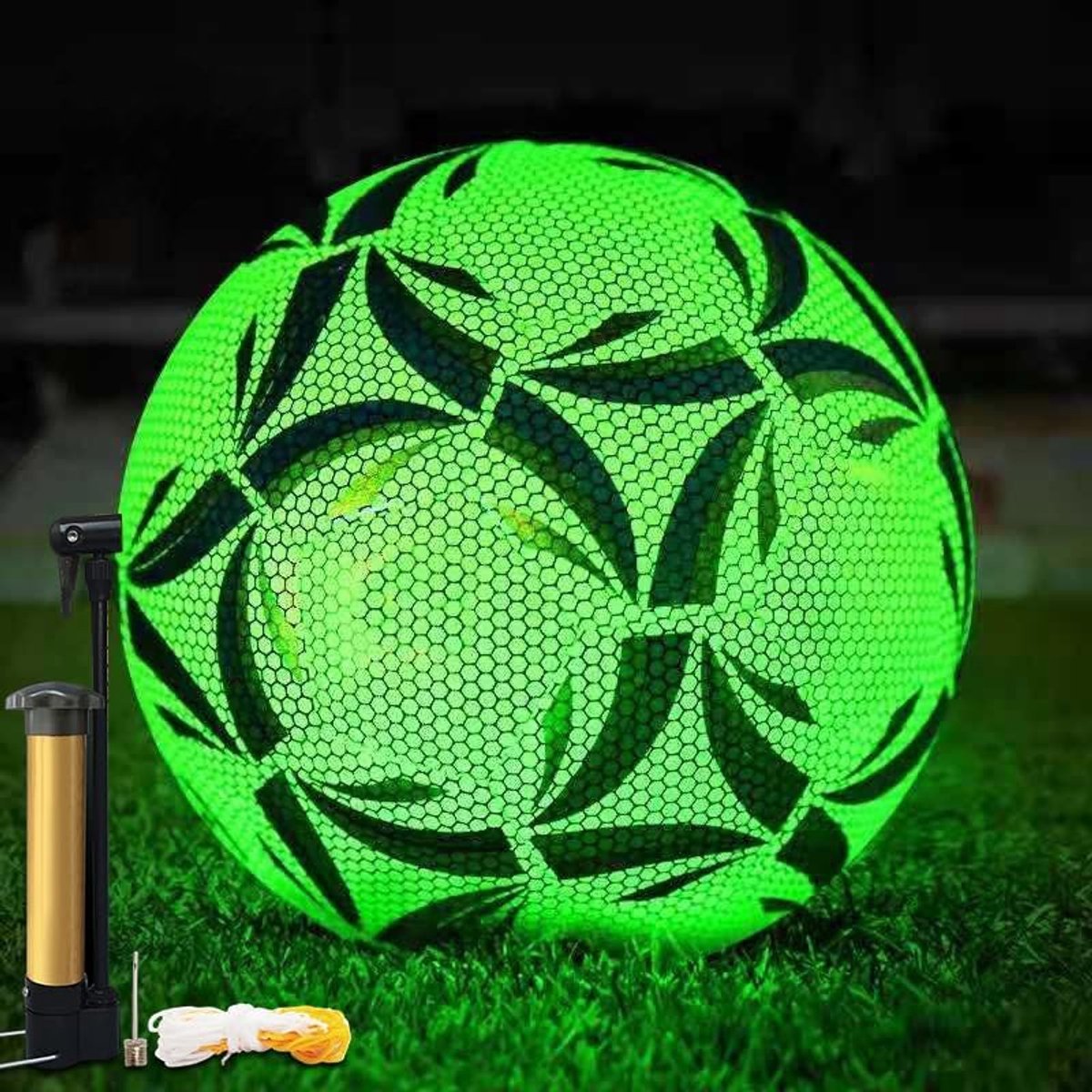 Lichtgevende Voetbal met Luchtpomp - LED Voetbal met Holografisch Effect - Glow in the Dark Bal - Lichtgevende Bal voor Speelplezier & Lichtgevend Speelgoed - Maat 5 - Groen
