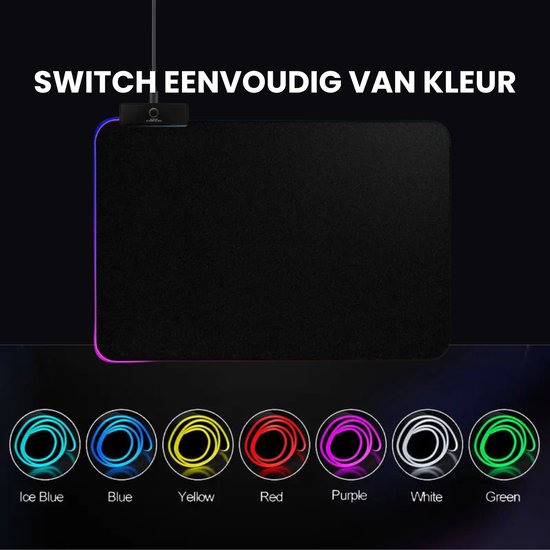 Zwarte gaming muismat met RGB LED verlichting. Onder de muismat staan cirkels die de kleuren 'Ice Blue', 'Blue', 'Yellow', 'Red', 'Purple', 'White' en 'Green' illustreren.