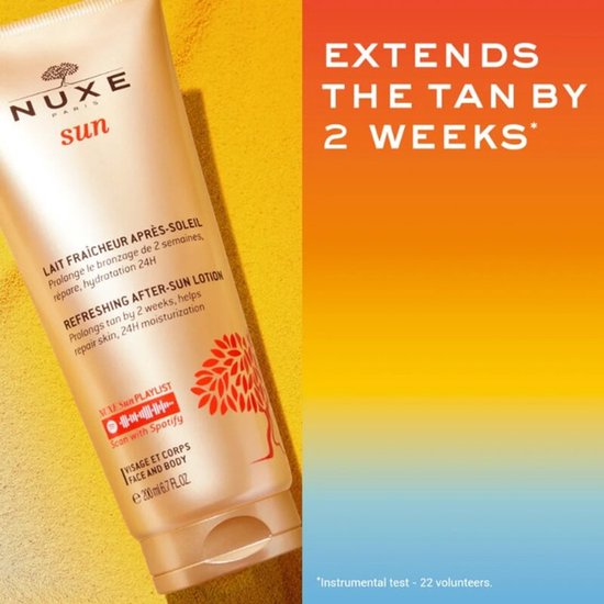 Nuxe Sun after-sun lotion op een gele achtergrond met een oranje-gele gradiënt. Tekst: 'Extends the tan by 2 weeks'.