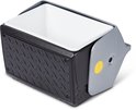 Zwarte Igloo koelbox met ijs en een witte binnenkant, met zilverkleurige hendel