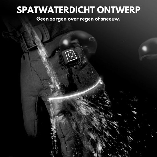 Zwarte verwarmde handschoenen worden natgespoten, met spetters water die eraf glijden.
