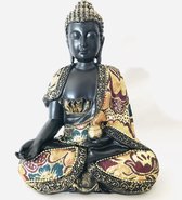 Zen Boeddha met gekleurd stof kleding 16x20x8cm Kleur: Gekleurde stof, zeer donker gekleurd beeld (zwart indicatie).