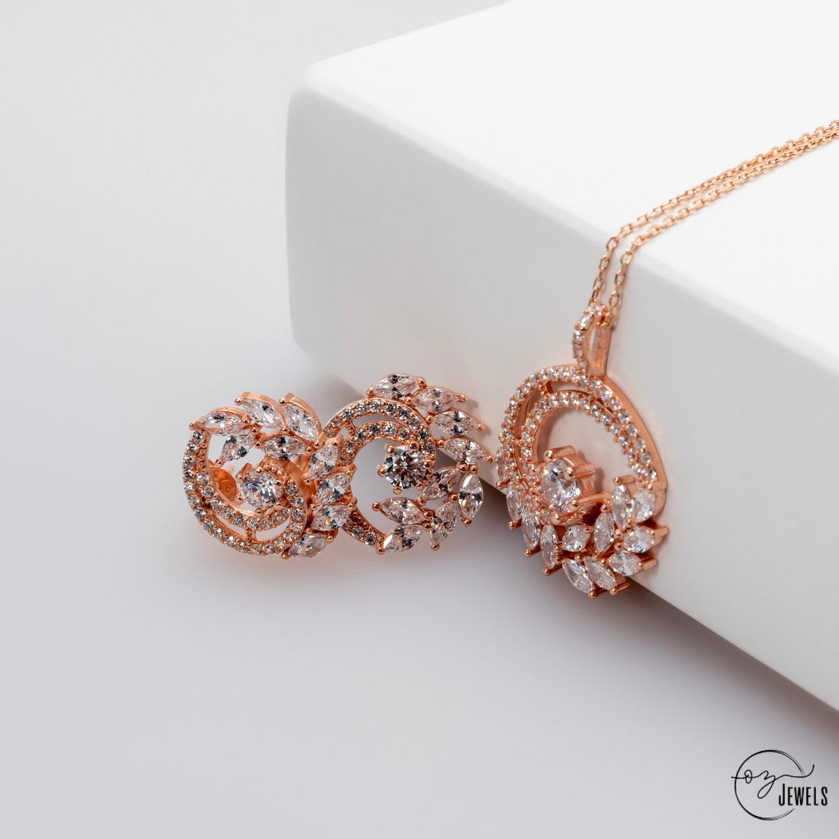 OZ Jewels Zilveren Ketting- en Oorbellen set met Vierkante Zirkonium - Accessoires - Liefdessieraden - Love Ketting en Oorbellen - Dames - Valentijnsdag - Cadeau - Moederdag - Sieraden Dames - In mooie geschenkverpakking