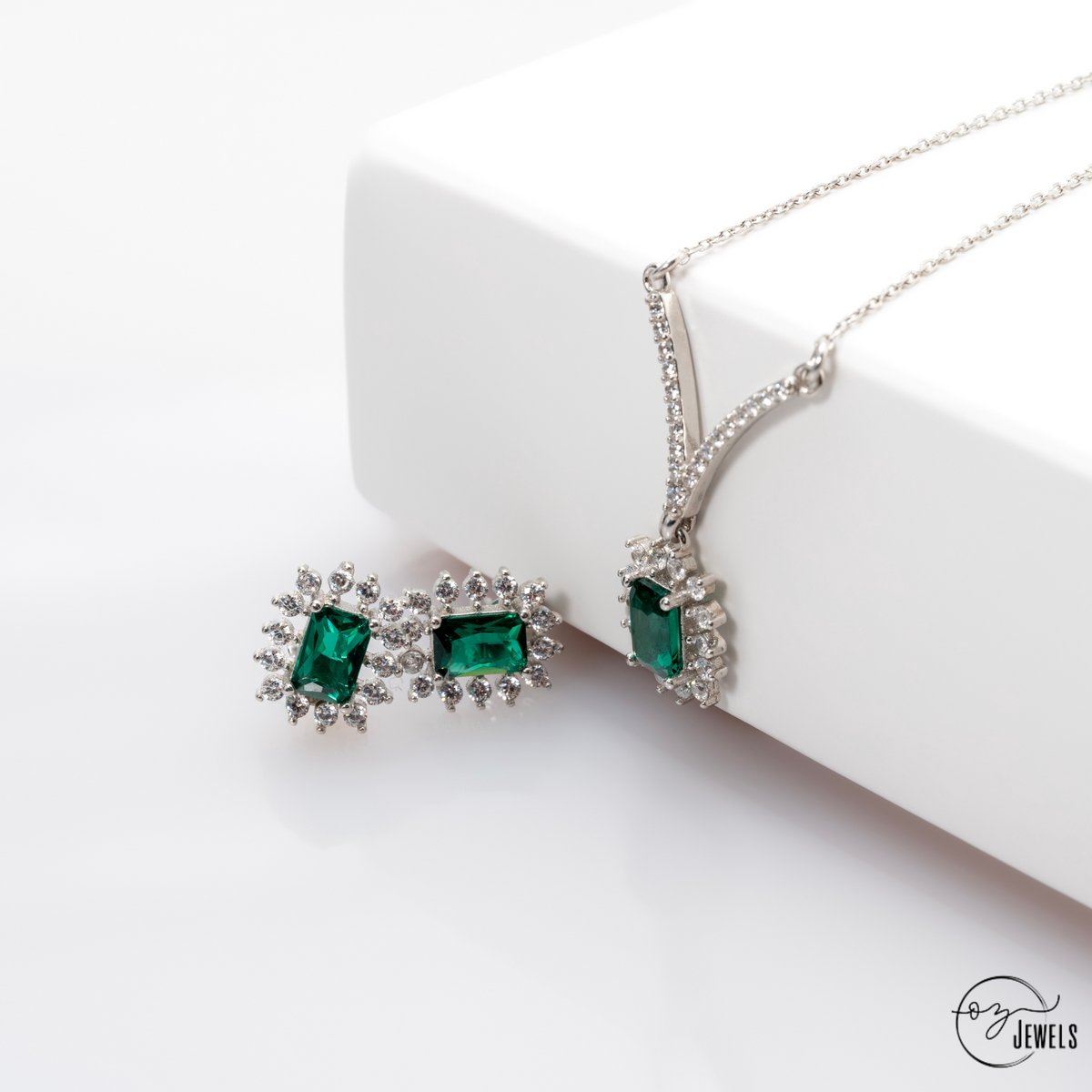 OZ Jewels Zilveren Ketting- en Oorbellen set met Synthetische Smaragd en Zirkonium - Accessoires - Liefdessieraden - Liefdesketting - Damesketting - Dames Oorbellen - Valentijnsdag - Cadeau - Moederdag - Ketting Meisje - Sieraden Dames