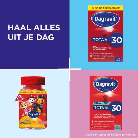 Een man geeft een vrouw een rugdragen, met een poster met een rode verpakking van 30 multivitaminen en mineralen op de achtergrond.