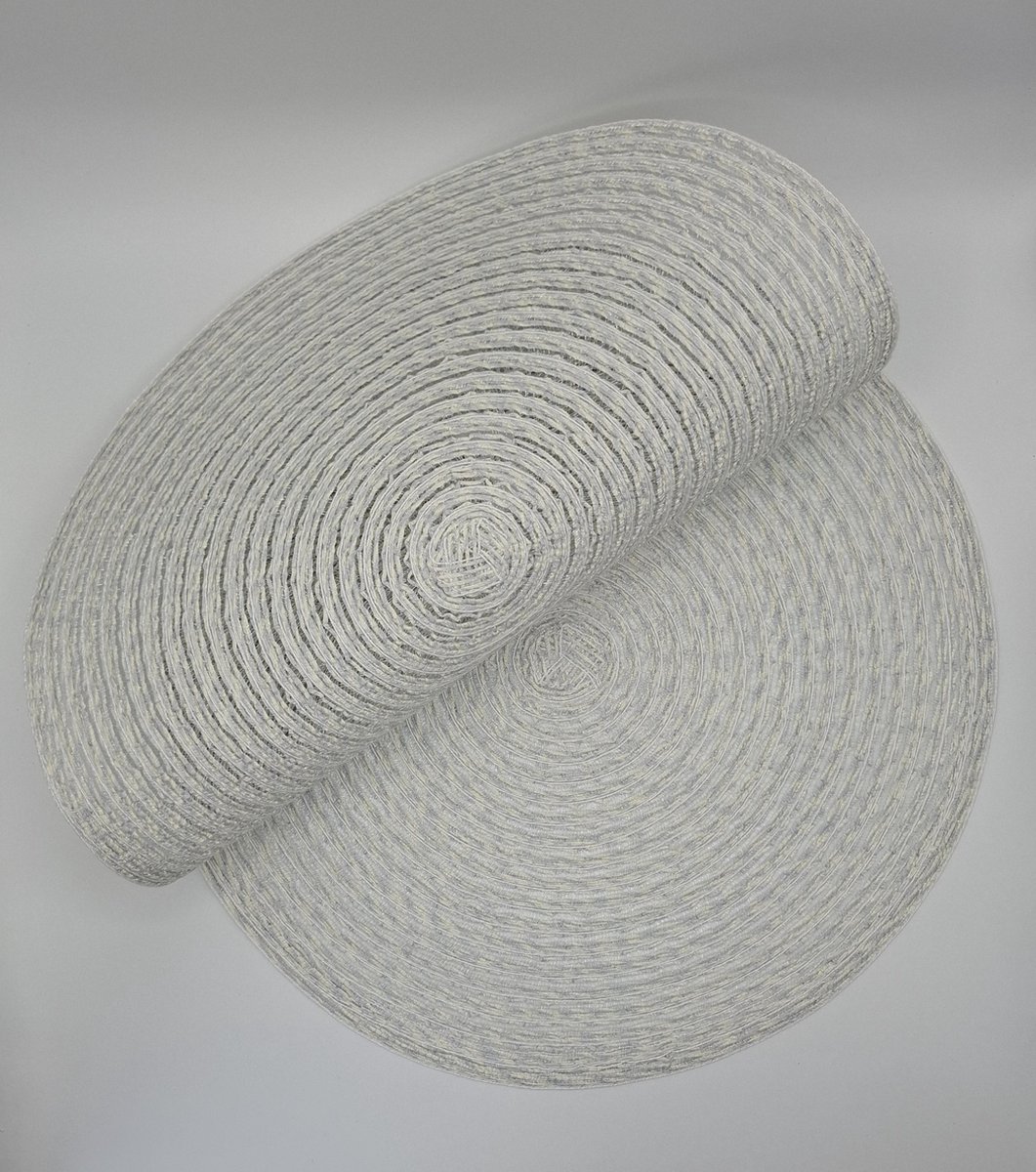 Placemat, wit gemêleerd, kunststof, 39cm doorsnede, cirkels met kleine ruimte er tussen