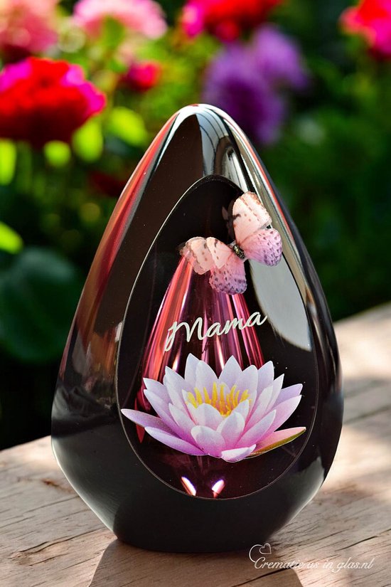 Zwarte glazen druppelurn met roze lotusbloem en twee vlinders, tekst 'Mama'.