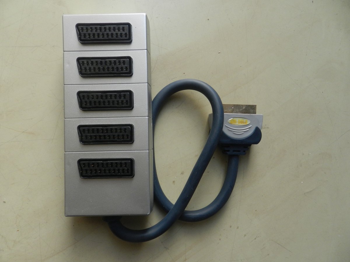 Scart Splitter block 4 voudig Gold plated 0.5 mtr