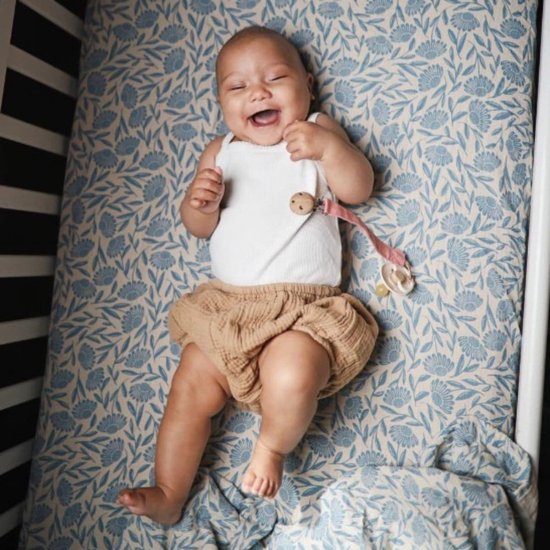 Mushie Hydrofiele Doek XL Swaddle Blue Flowers van Mushie — afbeelding 3