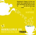 Illustratie met witte theepot die blaadjes in een kop thee giet, met tekst 'Heerlijke en biologische thee'.