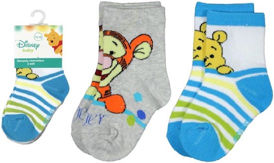 Twee paar Disney baby sokken met Tigger en Winnie de Pooh, gestreept in blauw, wit en groen.
