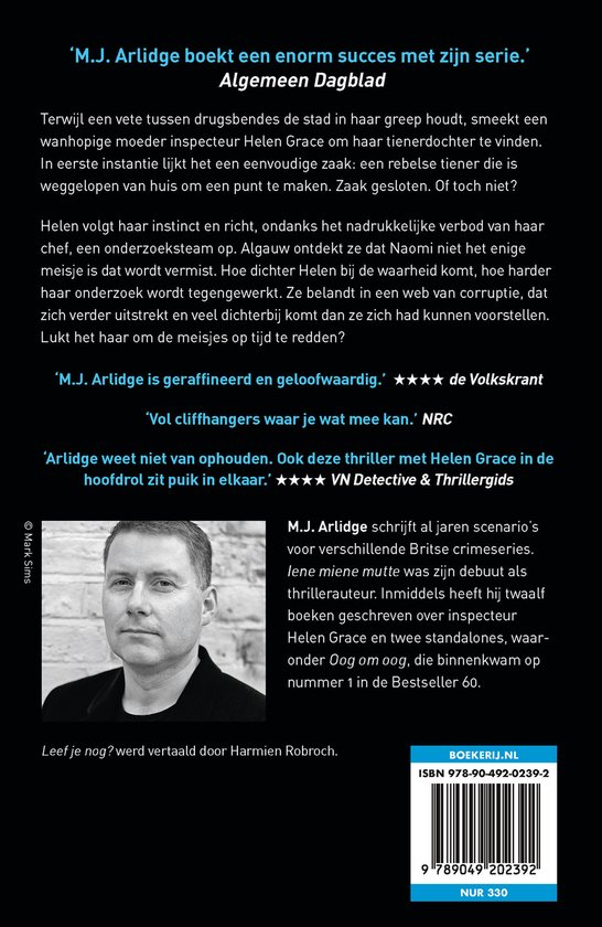 Achterkant boek met tekst en een foto van een man. Titel van het boek: Leef je nog? M.J. Arlidge.