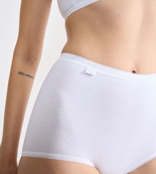 Dichtbij aanzicht van de tailleband met kanten randje van een witte slip.