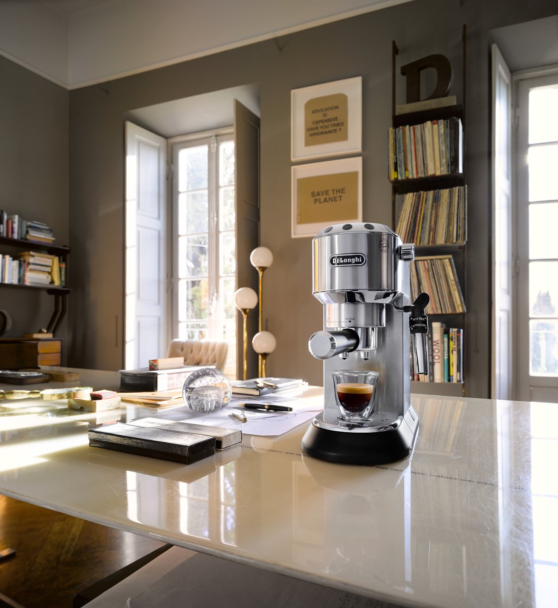Afbeelding 3 van De'Longhi - Barista Pack - Dedica Style EC685.M en Koffiemolen KG521 - Inclusief melkkan, tamper en uitklopbak