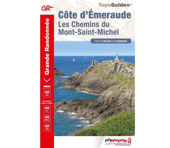 Couverture de livre avec logo GR, sentiers GR, GR34, GR37, GR34C, GR39, Côte d'Émeraude, Mont-Saint-Michel, paysage côtier.