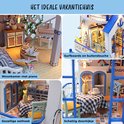 Collage van details van miniatuur strandhuis: woonkamer met piano, buiten douche, gezellige eethoek en schattig doorkijkje.