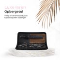 Zwarte leren etui met kappersschaar, uitdunschaar en kam.