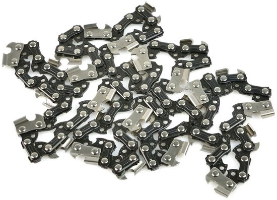 Een stapel losse kettingzaagkettingdelen, met zwarte schakels en metalen verbindingsstukken, op een witte achtergrond.