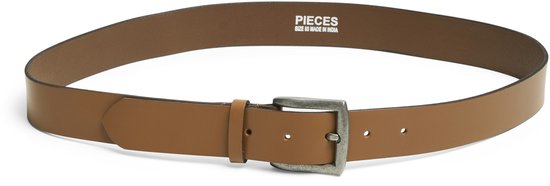 Bruine leren riem met metalen gesp, met 'PIECES' logo.