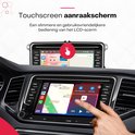 Een hand raakt het touchscreen van de autoradio aan, met weergave van navigatie en muziek.