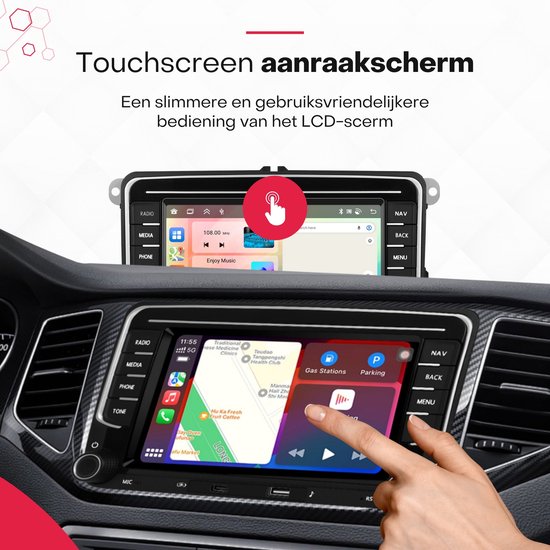 Een hand raakt het touchscreen van de autoradio aan, met weergave van navigatie en muziek.