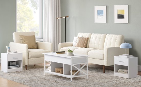 Een woonkamer met een witte bank, twee witte fauteuils, een witte salontafel en twee witte nachtkastjes.
