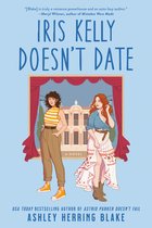 Boekomslag: Twee vrouwen staan voor een theater, met de titel 'IRIS KELLY DOESN'T DATE'.