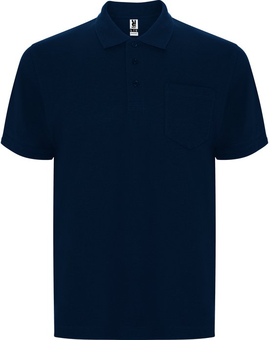 Polo bleu marine à manches courtes et poche poitrine, vu de face. L'étiquette est visible dans le cou.