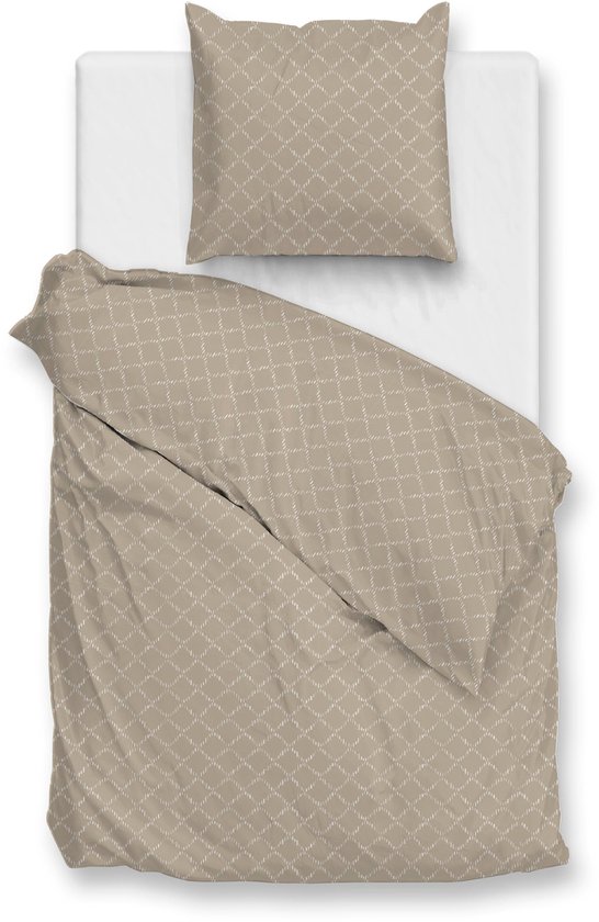 Bovenaanzicht van een opgemaakt bed met beige dekbedovertrek en kussen met geometrisch patroon.