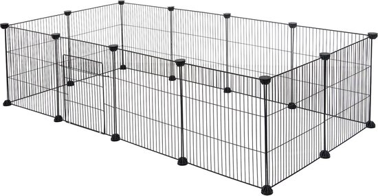 Zwarte metalen ren met deur en afgeronde hoeken, staand op een witte ondergrond.