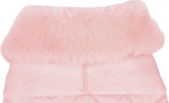 Close-up van de zachte, roze bontkraag van een hondenjas met stippenpatroon.