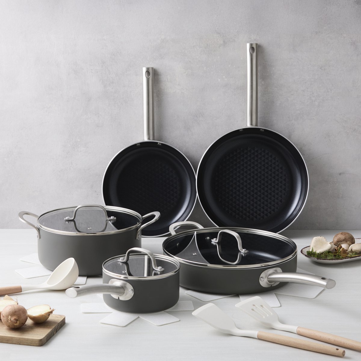 ISENVI Murray Chef Gourmet Pannenset 14 Delig - RVS grepen - Antraciet - Keramisch - 100% PFAS, PTFE vrij - 100% duurzaam - Unieke Antiaanbaklaag - Non-stick bodem - Vaatwasbestendig - Geschikt voor alle warmtebronnen inclusief inductie