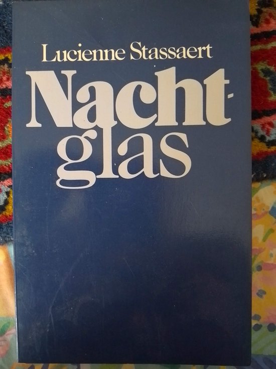 Donkerblauwe kaft met gouden tekst: 'Nachtglas' door Lucienne Stassaert.