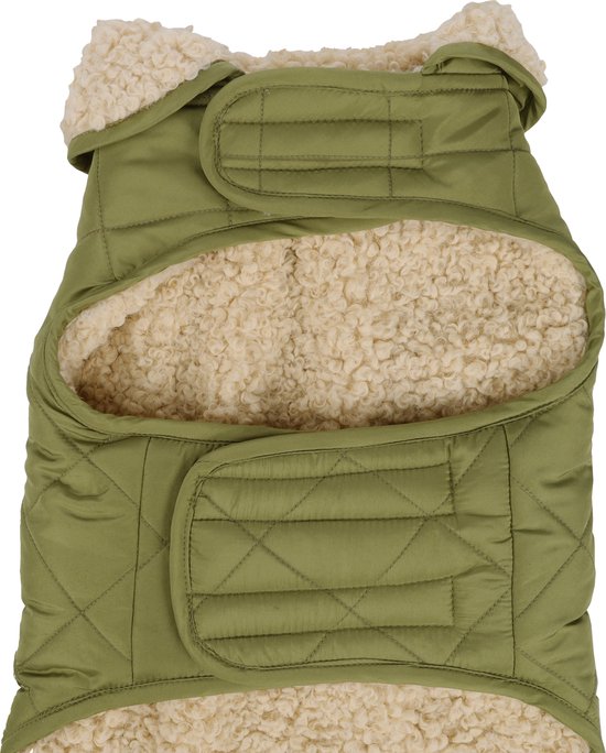 Groene, gewatteerde hondenjas met dikke, crèmekleurige teddy voering en klittenbandsluiting.
