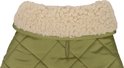 Bovenkant van een groene, gewatteerde hondenjas met een dikke, crèmekleurige teddykraag.
