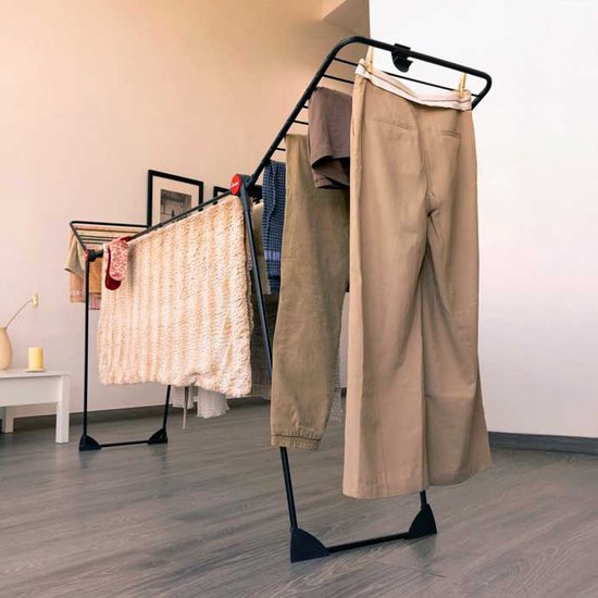 Zwart Vileda Infinity Flex droogrek met kledingstukken, waaronder broeken en shirts.