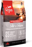 Orijen Fit & Trim hondenvoer zak (6 kg) met afbeelding van een vrouw en hond op het strand bij zonsondergang.