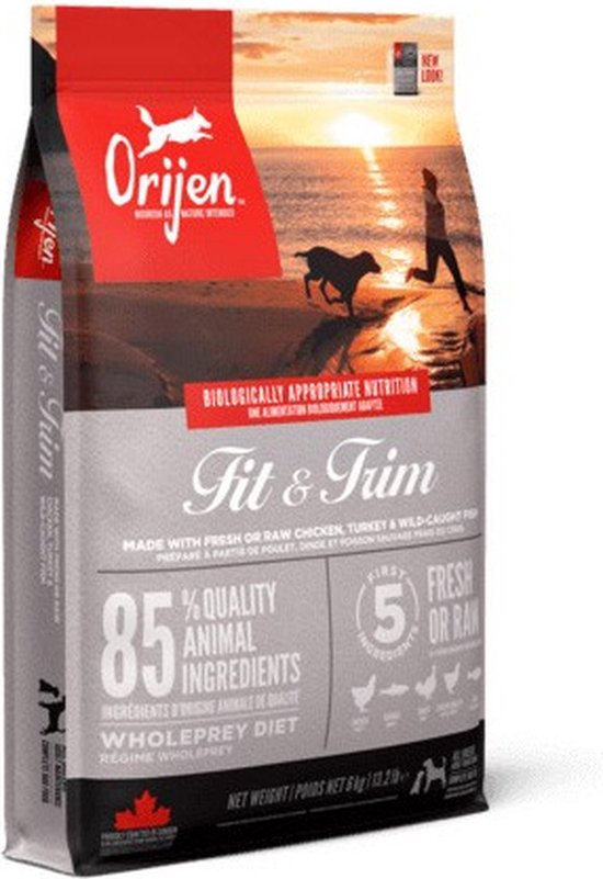 Orijen Fit & Trim hondenvoer zak (6 kg) met afbeelding van een vrouw en hond op het strand bij zonsondergang.