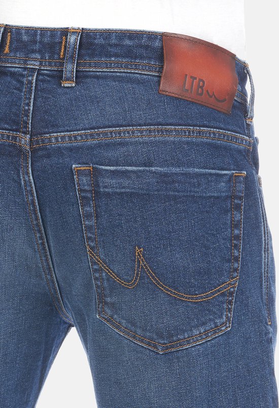 Detail van de achterzak van blauwe denim jeans met bootcut pasvorm en logo.