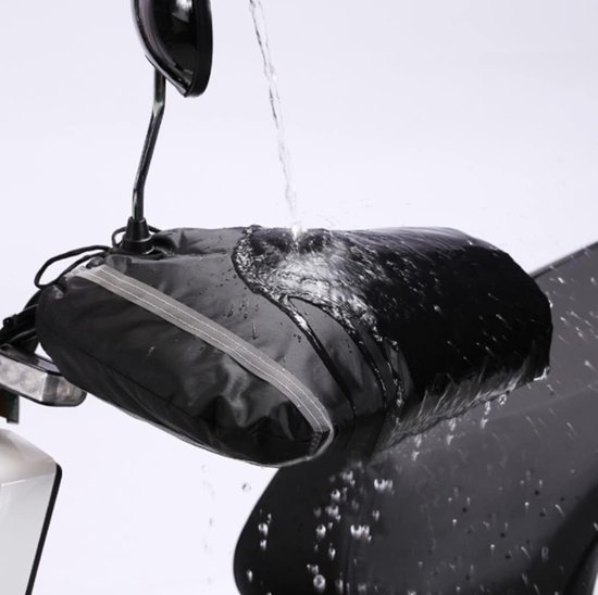 Zwarte fietswanten met reflecterende strip, terwijl water eraf loopt.