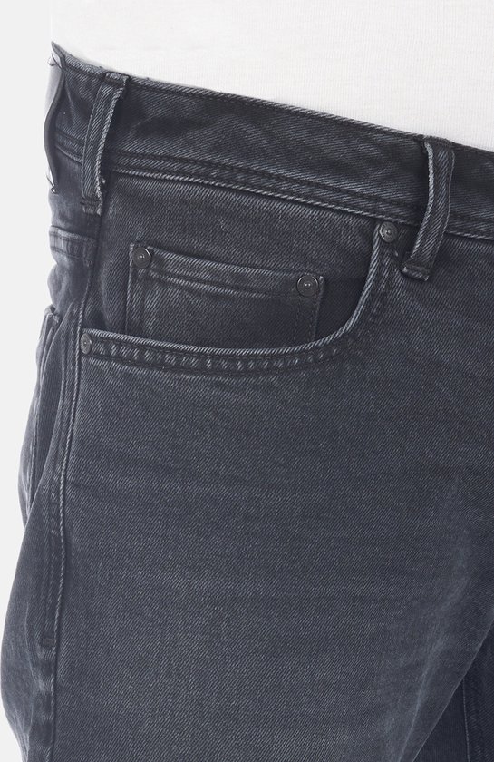 Close-up van de donkergrijze jeans met bootcut pasvorm, detail van de zakken aan de voorkant.