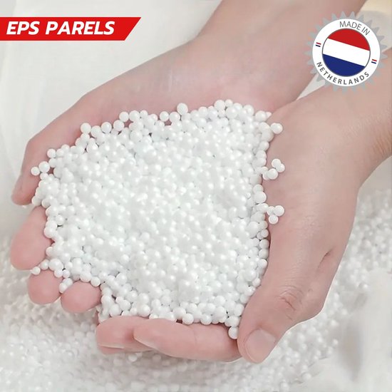 Handen vullen zich met kleine witte EPS parels.