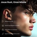 Man met MR. PANACHE oordopjes die tot 33 dB blokkeren, met zachte, herbruikbare oordopjes.