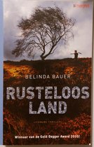 Boekcover met een silhouet van een persoon met een stok onder een wapperende boom op een heuvel.