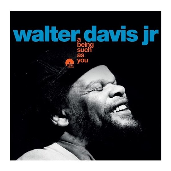 Albumhoes van Walter Davis Jr. "A Being Such As You". Walter Davis Jr. draagt een pet en glimlacht met zijn ogen dicht.