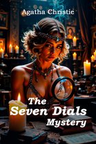 Boekomslag met Agatha Christie's 'The Seven Dials Mystery'. Een vrouw met een diadèem en juwelen houdt een vergrootglas vast, omringd door kaarsen.