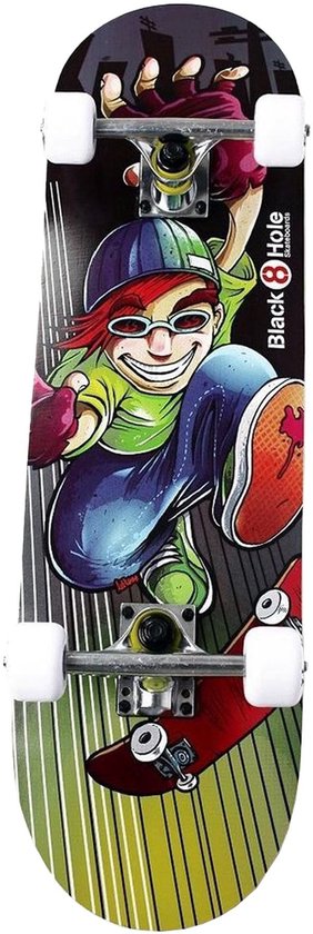 Skateboard met cartoon jongen, groene shirt, blauwe broek, rode schoenen, zwarte pet.