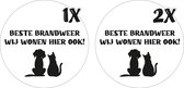 Raamstickers - Huisdier - Brandweer - Stickers brandweer wij wonen hier ook - Sticker hier zijn honden en katten aanwezig - Red mijn huisdier - 8,5 x 8,5 cm - wit - zwart